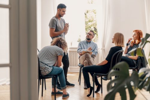 Selbsthilfegruppen für Betroffene – gemeinsamer Austausch und Unterstützung Menschen sitzen in einem Stuhlkreis und tauschen sich in einer Selbsthilfegruppe aus